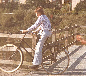 check out the cool belt hangin' loose ;-)